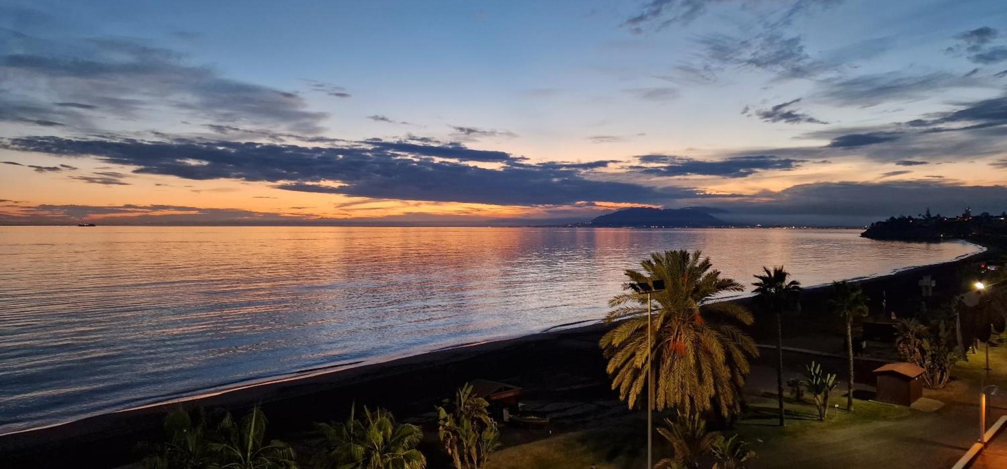 Primera Linea De Playa Con Vistas Al Mar Рінкон-де-ла-Вікторія Екстер'єр фото
